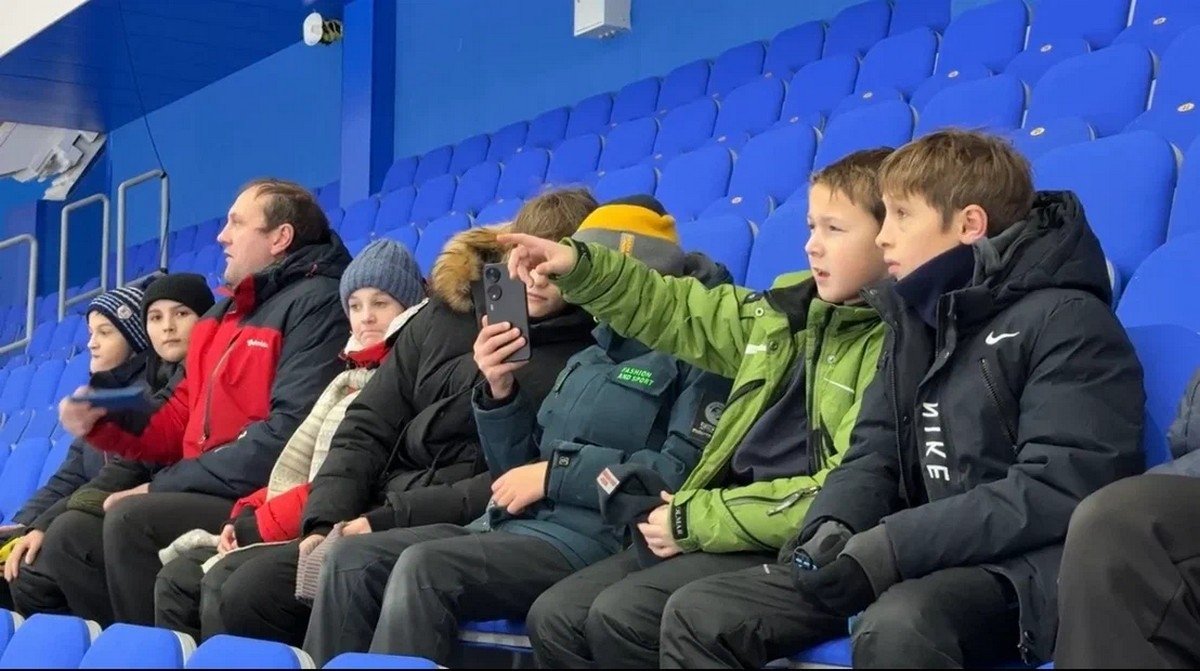 В Иркутске ЕР для детей, находящихся под опекой, организовала поездку на хоккейный матч Пресс-служба ИРО ЕР