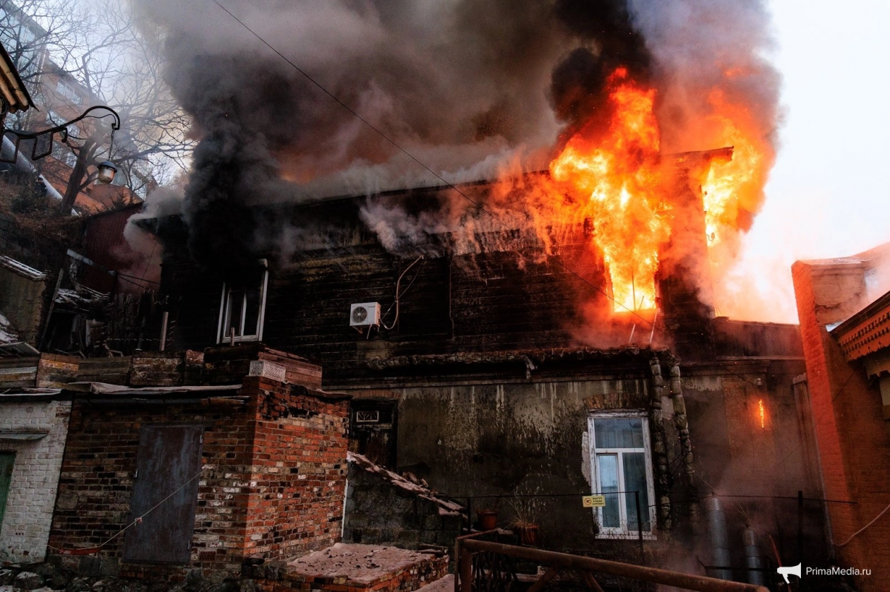 Что известно о пожаре у дома Элеоноры Прей во Владивостоке ИА PrimaMedia