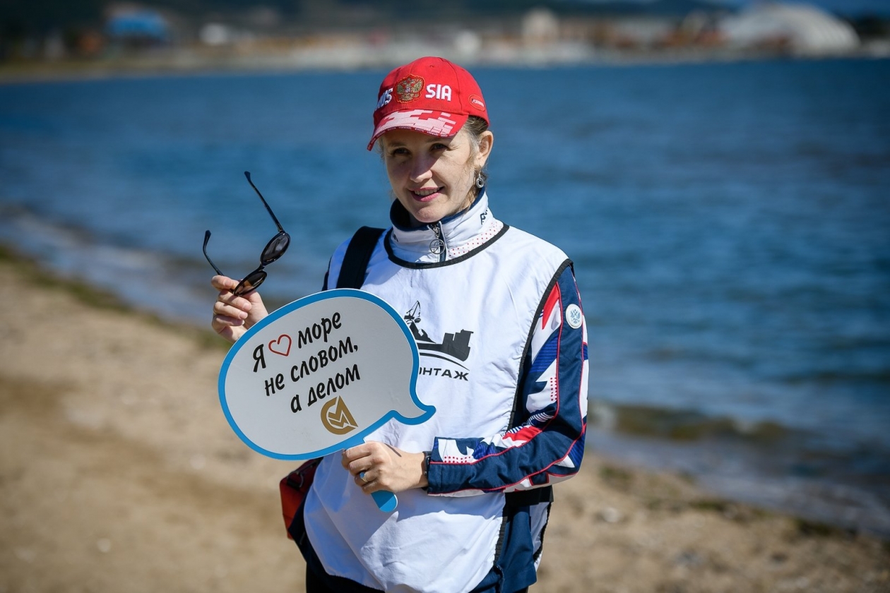 &quotДальмормонтаж&quot на субботнике на пляже у автовокзала в Находке ИА PrimaMedia