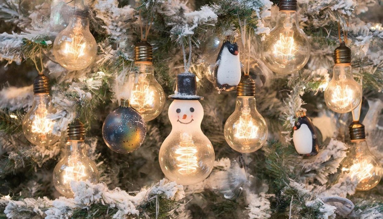 Волшебство из подручных предметов: прекрасные идеи елочных игрушек для вас Kandinsky 4.1 (12+)