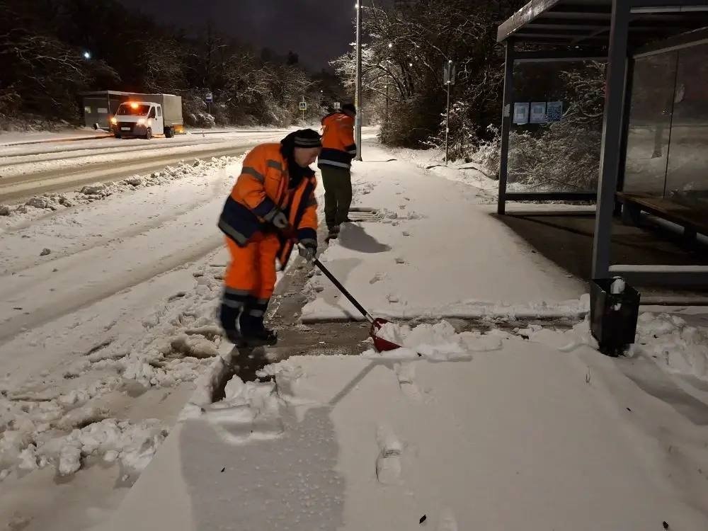 В городе убирают снег Правительство Севастополя