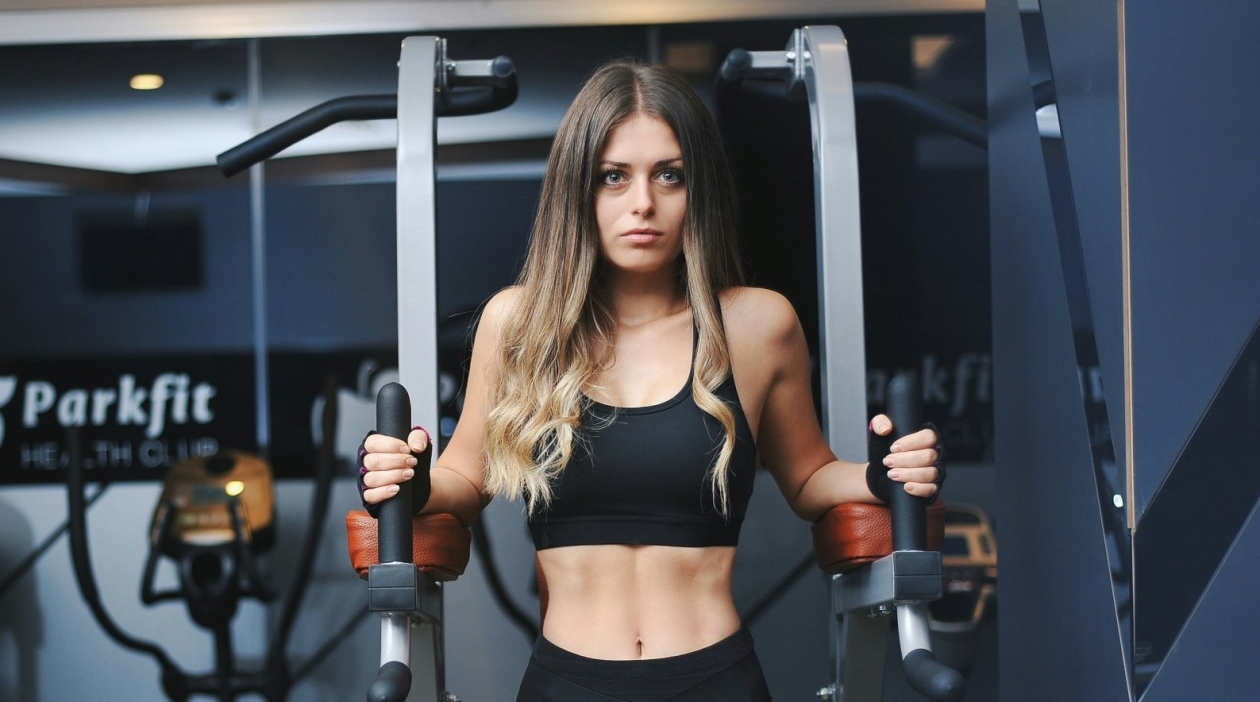 Выбросила абонемент в зал и начала рассыпать спички по полу: 5 упражнений, которые заставляют жир таять unsplash.com