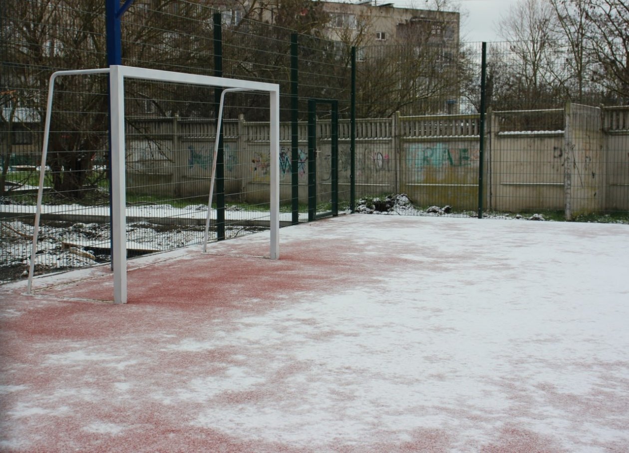 Вандалы испортили покрытие на площадке Соцсети О. Каторгина