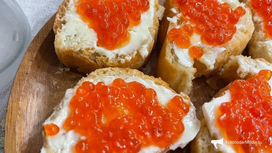 Бутерброды с красной икрой ИА KrasnodarMedia