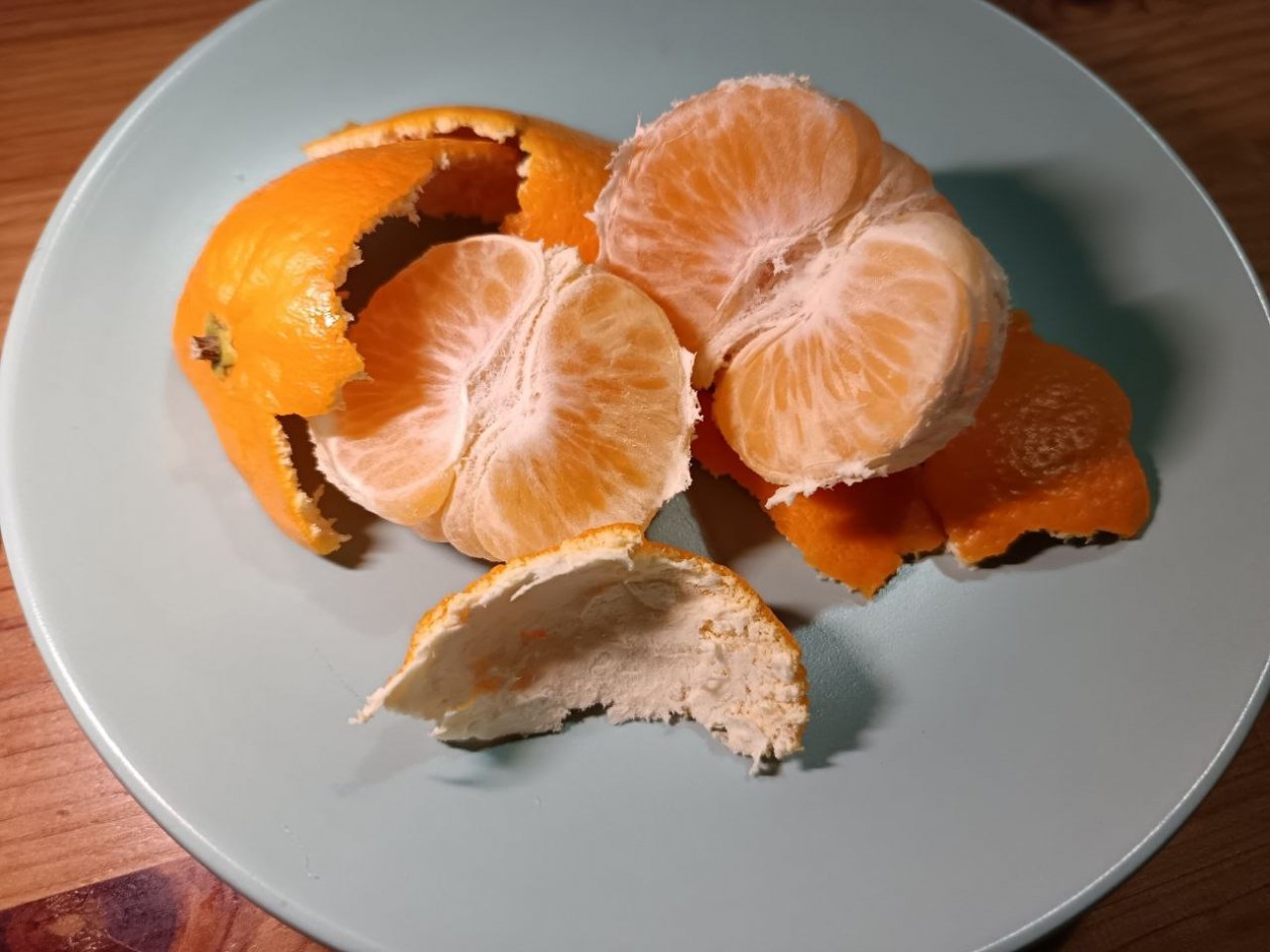 Умные хозяйки корки от мандарина заливают маслом и задаром получают средство от 4 проблем ИА SevastopolMedia.ru