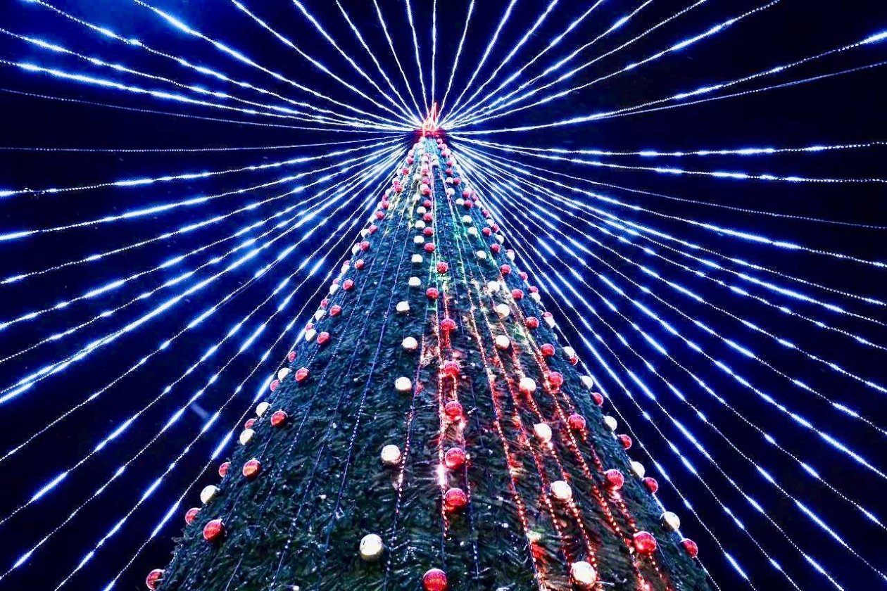 Главная зеленая красавица Улан-Удэ обогнала Кремлёвскую ёлку на 1 метр UlanMedia