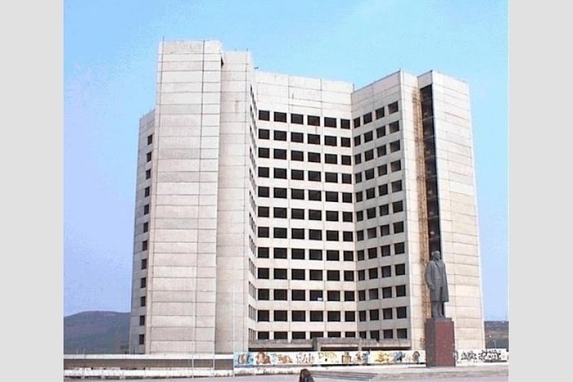 Памятник на бывшей площади Ленина 