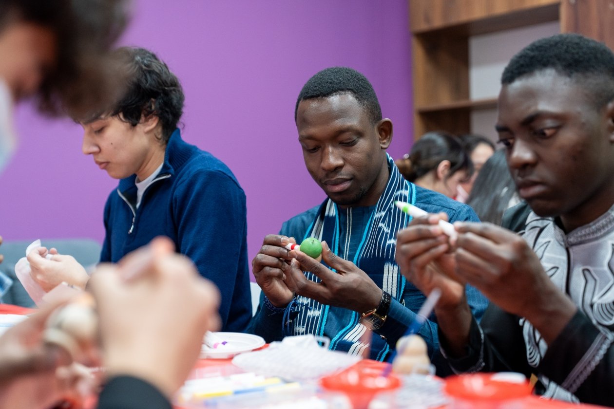 Матрешки и балалайки раскрасили иностранные студенты в Ставрополе Администрация Ставрополя