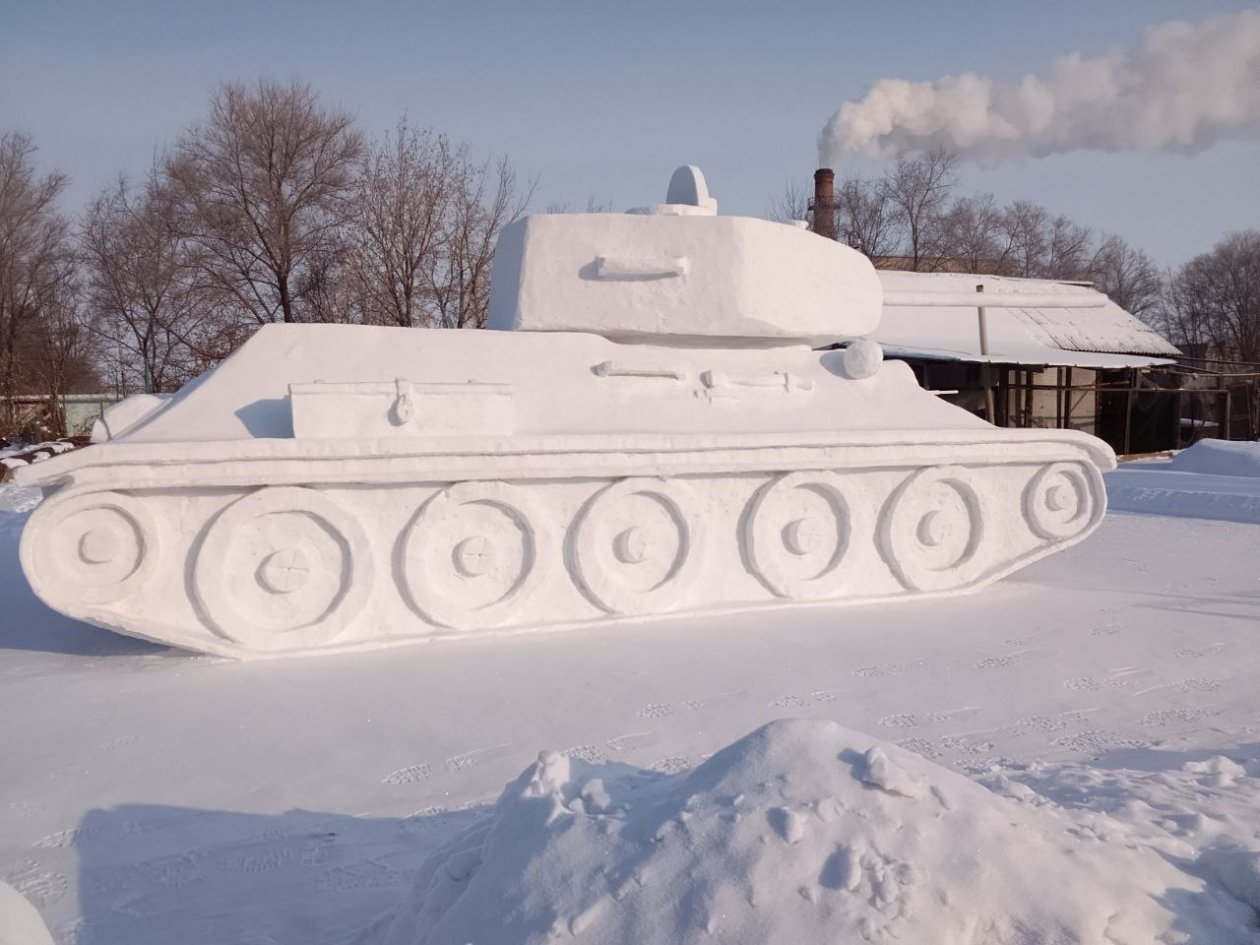 Зимой на подворье жителя Константиновки появится целая серия военных машин телеграм-канал &quotЗаря Амура&quot (18+)
