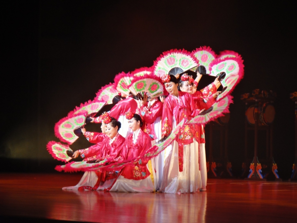 Корейский танец песня. Корейские традиционные танцы. Корея танцоры. Соллаль танцы. Корейский фольклор.