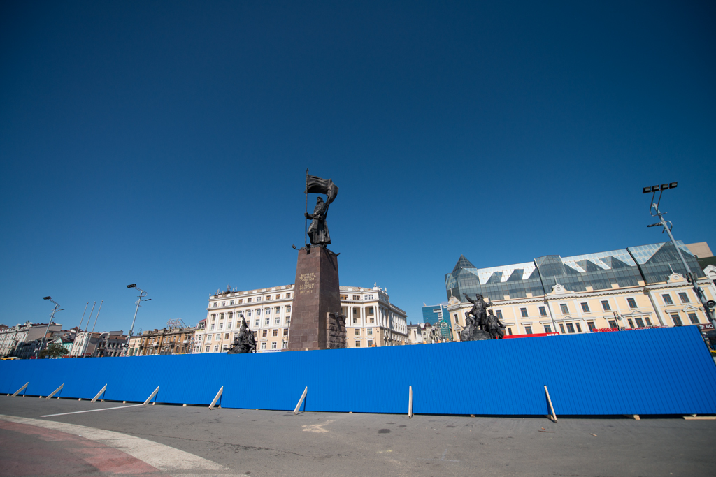 Борцы за власть Советов оказались за забором во Владивостоке, Фото с места события собственное