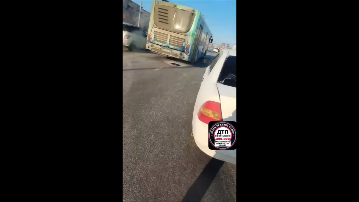 В Улан-Удэ автобус столкнулся с легковушкой телеграм-канал &quotАварком Кузов-Салон&quot