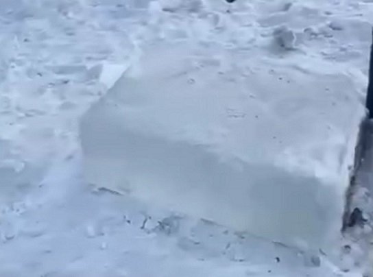 Кусок льда Кадр из видео