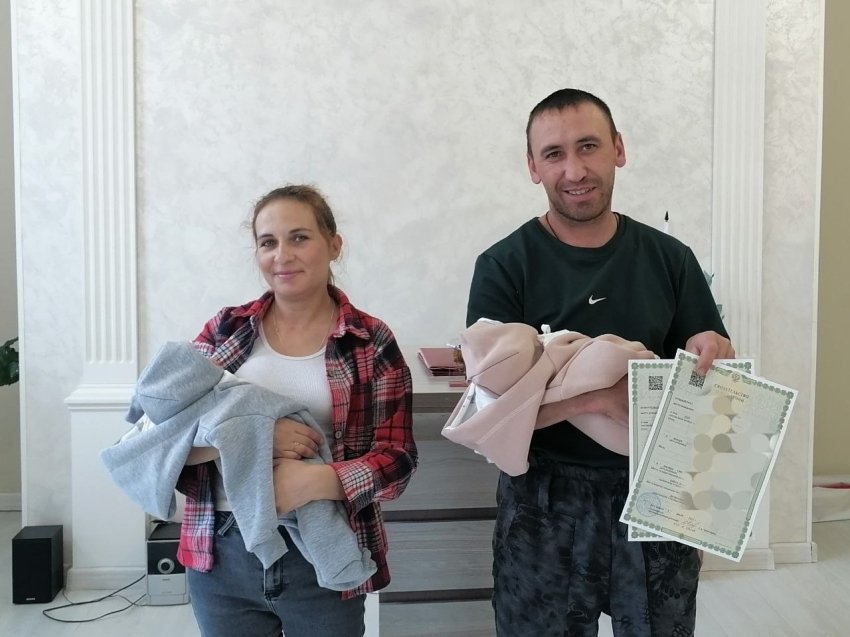 Семья с новорожденными пресс-службы ЗАГСа