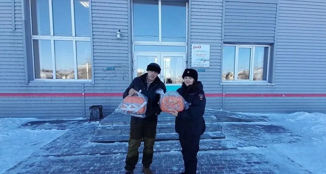 Полицейские с подарками пресс-службы ЛУ МВДТ по Забайкалью