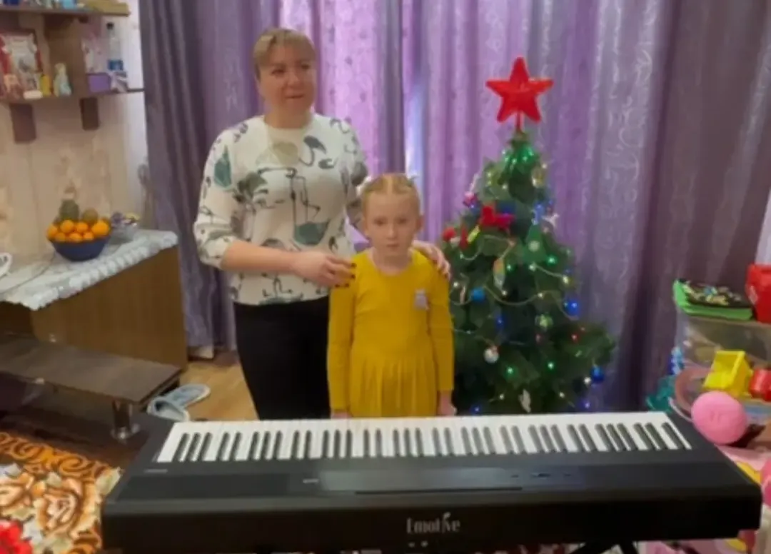 Девочке из Докучаевска передали подарок от Главы Якутии пресс-служба главы и правительства РС (Я)