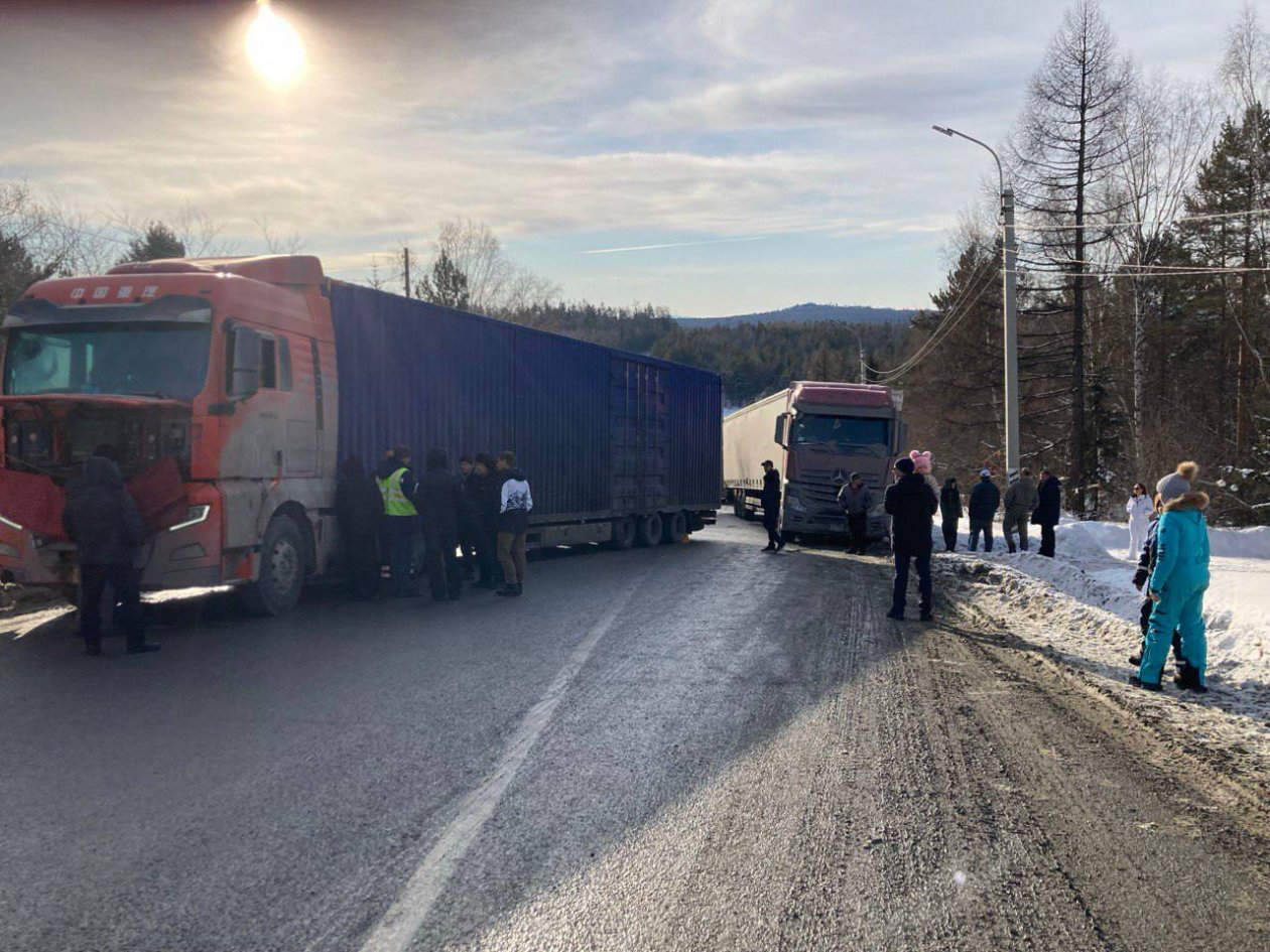 Фуры перекрыли дорогу в Шелеховском районе - образовалась жуткая пробка Тг-канал (18+) ДТП38RUS