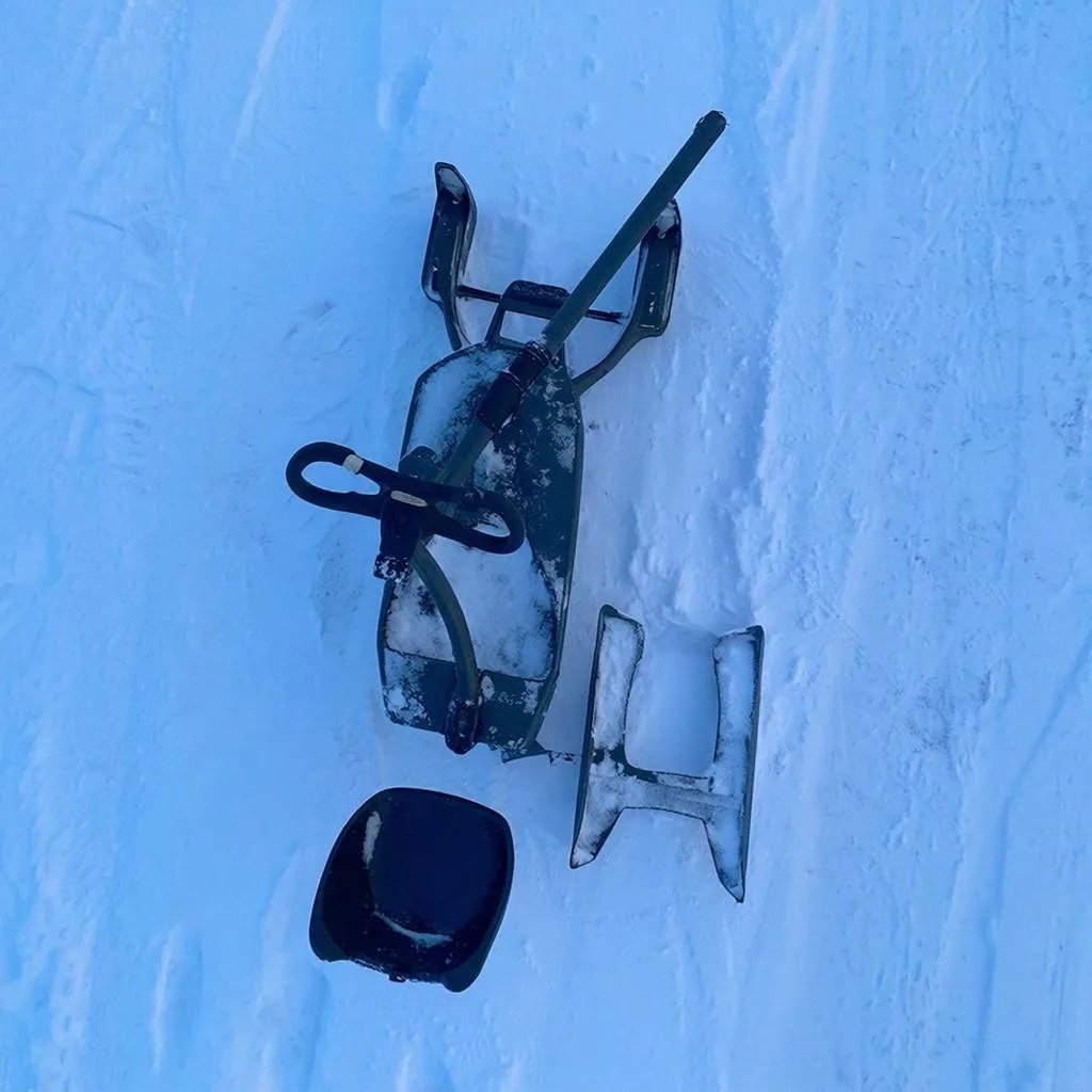 Сломанный снегокат Создано с помощью нейросети Gigachat