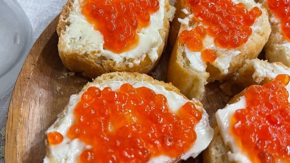Бутерброды с икрой ИА SevastopolMedia.ru