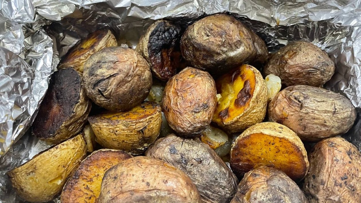 Золотистый картофель с чесноком ловит комплименты и в будни, и в праздники: роскошный гарнир за полчаса ИА SevastopolMedia.ru