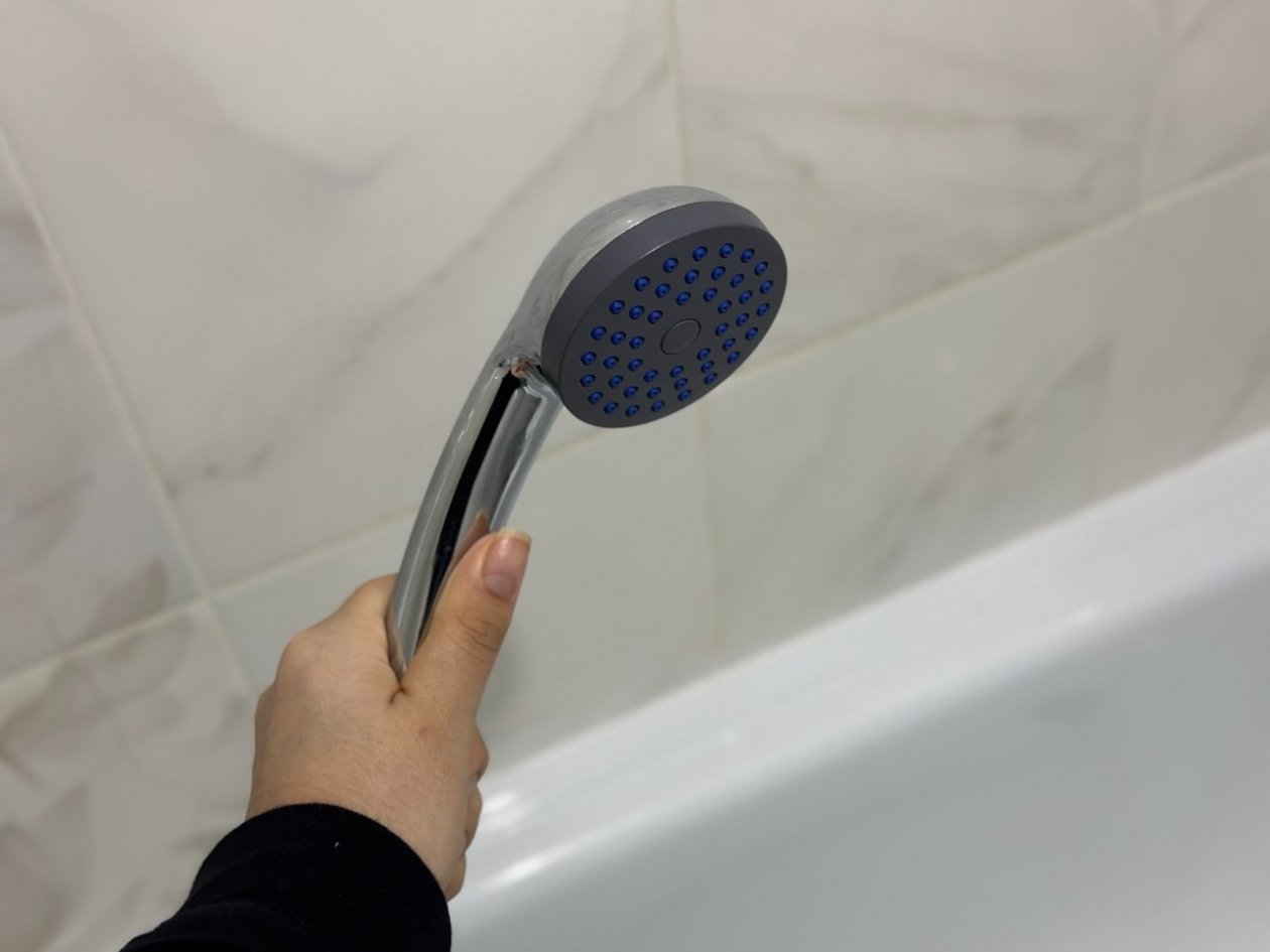 Вставила шприц в шланг для душа - ванная сияет чистотой: избавилась от вони и налета ИА StolicaMedia