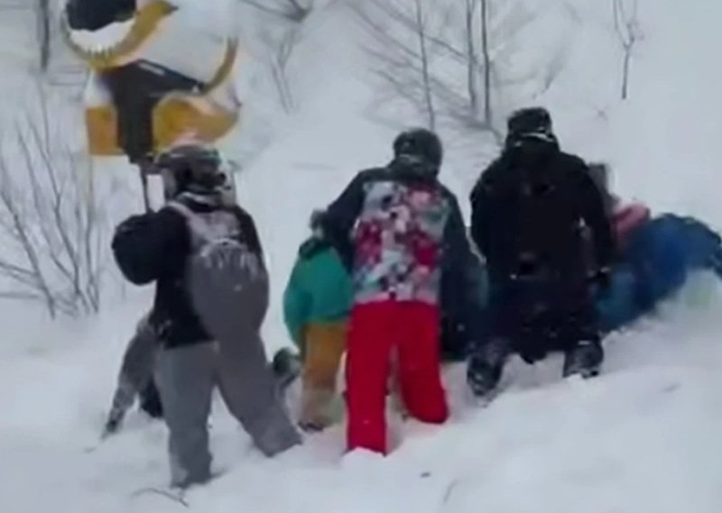 На горнолыжном курорте Сочи девочка 15 минут пролежала под снежной лавиной Скриншот видео из соцсетей