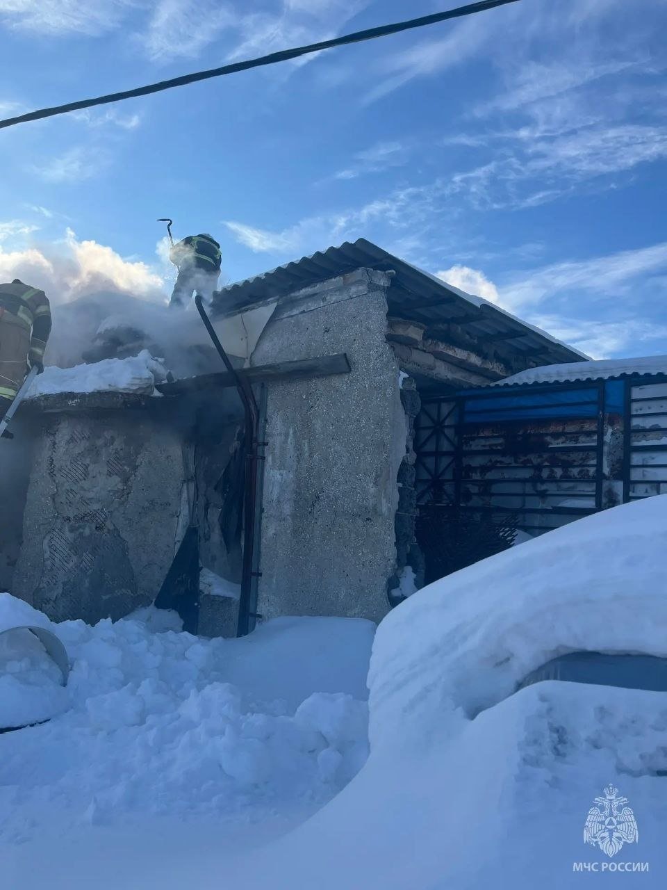 Заброшенное здание загорелось вечером 3 января в Поронайске пресс-служба МЧС России по Сахалинской области