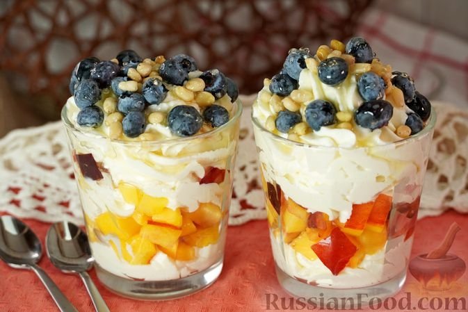 Творожный десерт с фруктами, мёдом и орешками - идеальное лакомство без выпечки. Укладывайте слоями russianfood.com