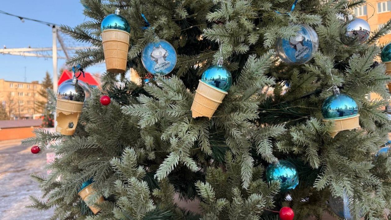 Вандалы обкусали декор новогодней елки в Уссурийске ИА UssurMedia