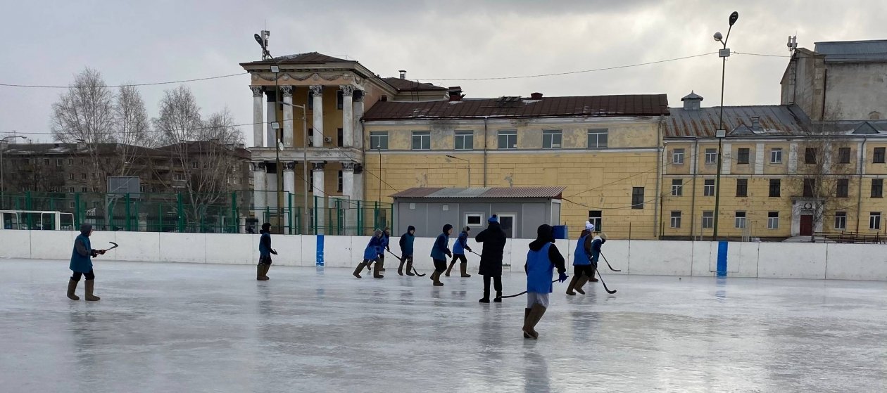 Хоккей в валенках предоставил Андрей Подоплелов