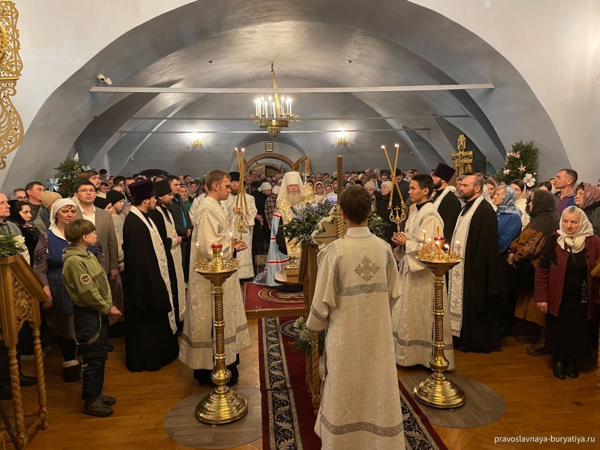 В Одигитриевском соборе прошли всенощное бдение и Литургия Улан-Удэнской и Бурятской Епархии. 