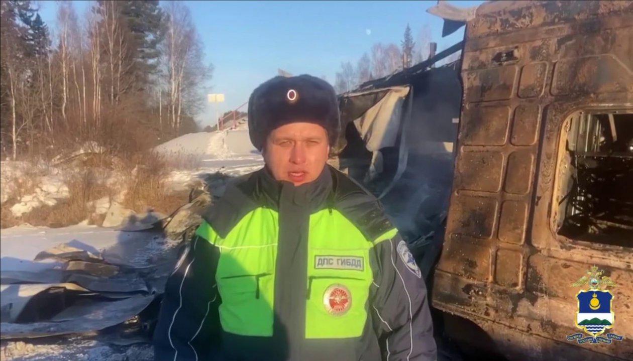 Полицейские в Бурятии спасли водителя из грузовика-перевертыша МВД Бурятии