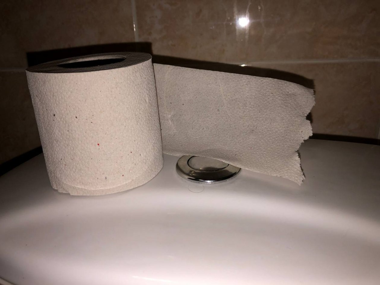 Налила 2 капли на туалетную бумагу - и мягкие салфетки всегда под рукой: не занимает места и не сушит кожу Артем Дубенчук