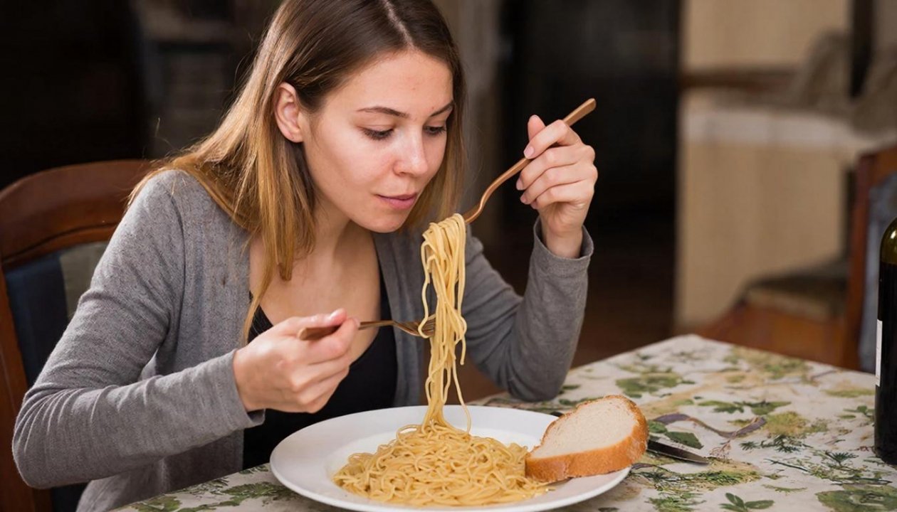 Ем хлеб и макароны, но все равно худею: вот что нужно делать 1 раз в день - секрет всех красавиц ИИ Kandinsky (18+)