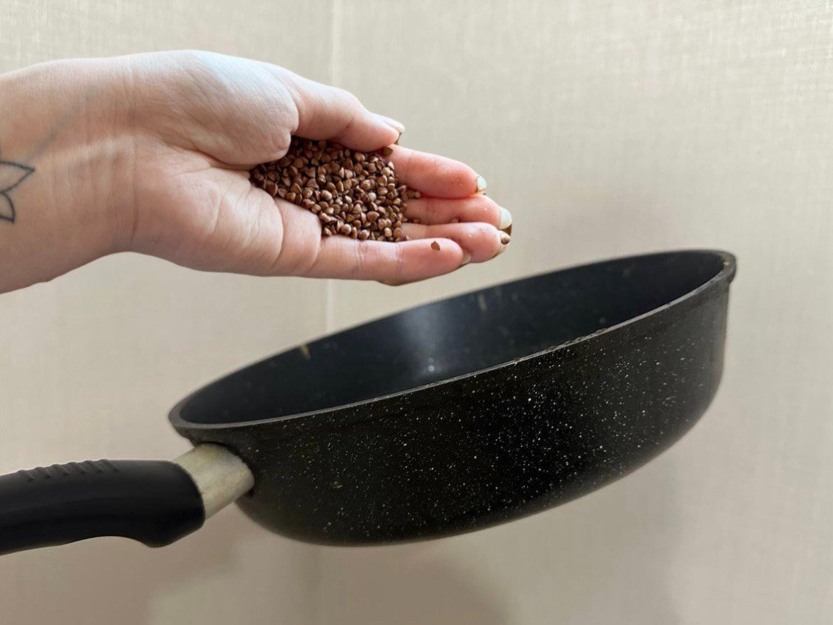 Бросаю горсть в воду - и сковородка сверкает от чистоты: жир и нагар исчезают, а еда не пригорает ИА KrasnodarMedia