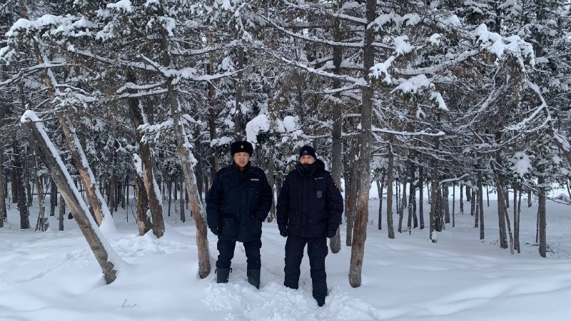 Полицейские в Якутии спасли семью, застрявшую в снегу при –44° пресс-служба МВД по Якутии