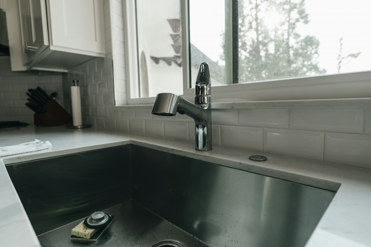 Одна хитрость с маслом, и раковина сияет целую неделю: наношу на 10 минут - ни налета, ни пятен unsplash.com