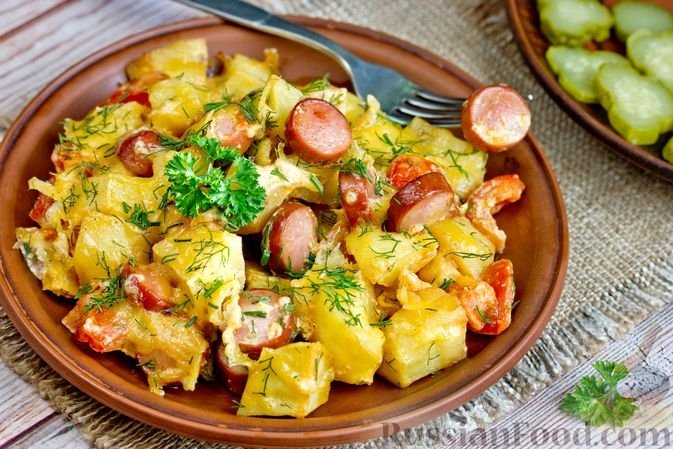Румяная картошка, запечённая с сосисками, помидорами и сыром: рецепт для холостяков - просто закиньте в духовку russianfood.com