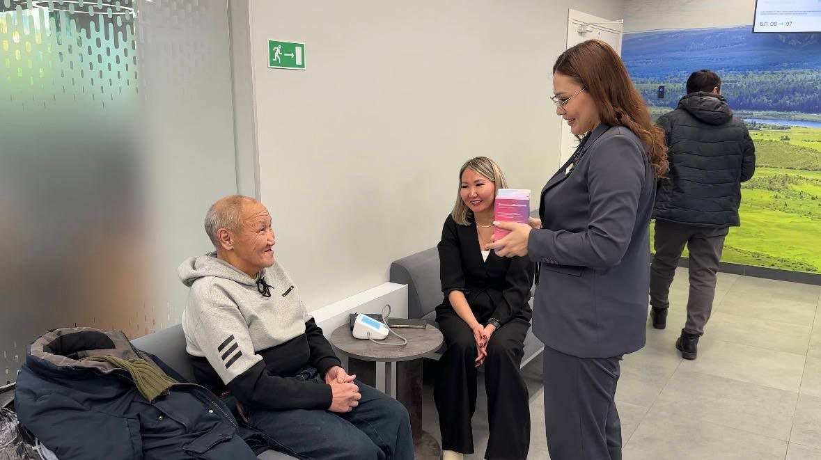 Сотрудники Сбера в Якутске подарили постоянному гостю тонометр пресс-служба Сбера