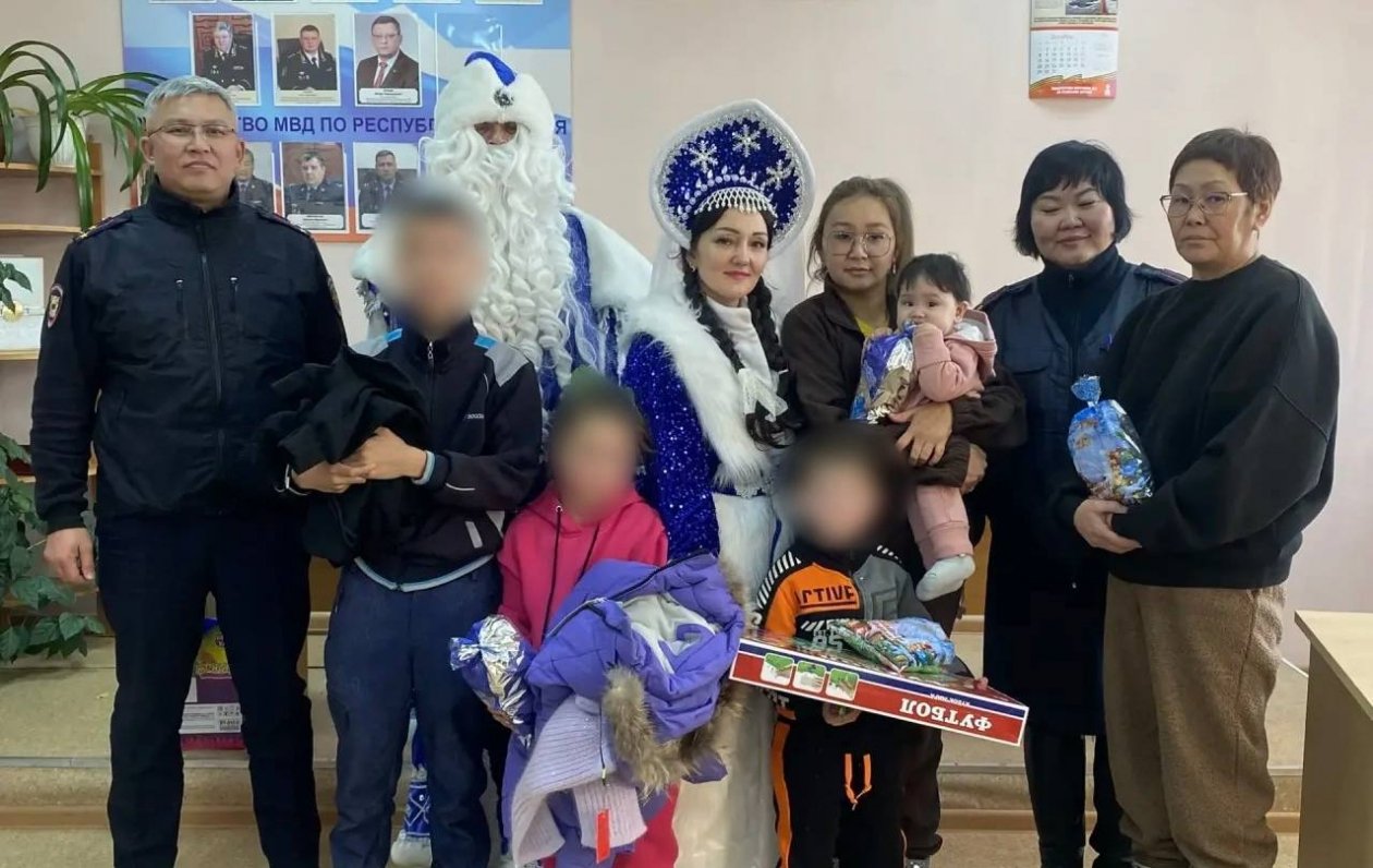 Полицейские поздравили МВД Бурятии