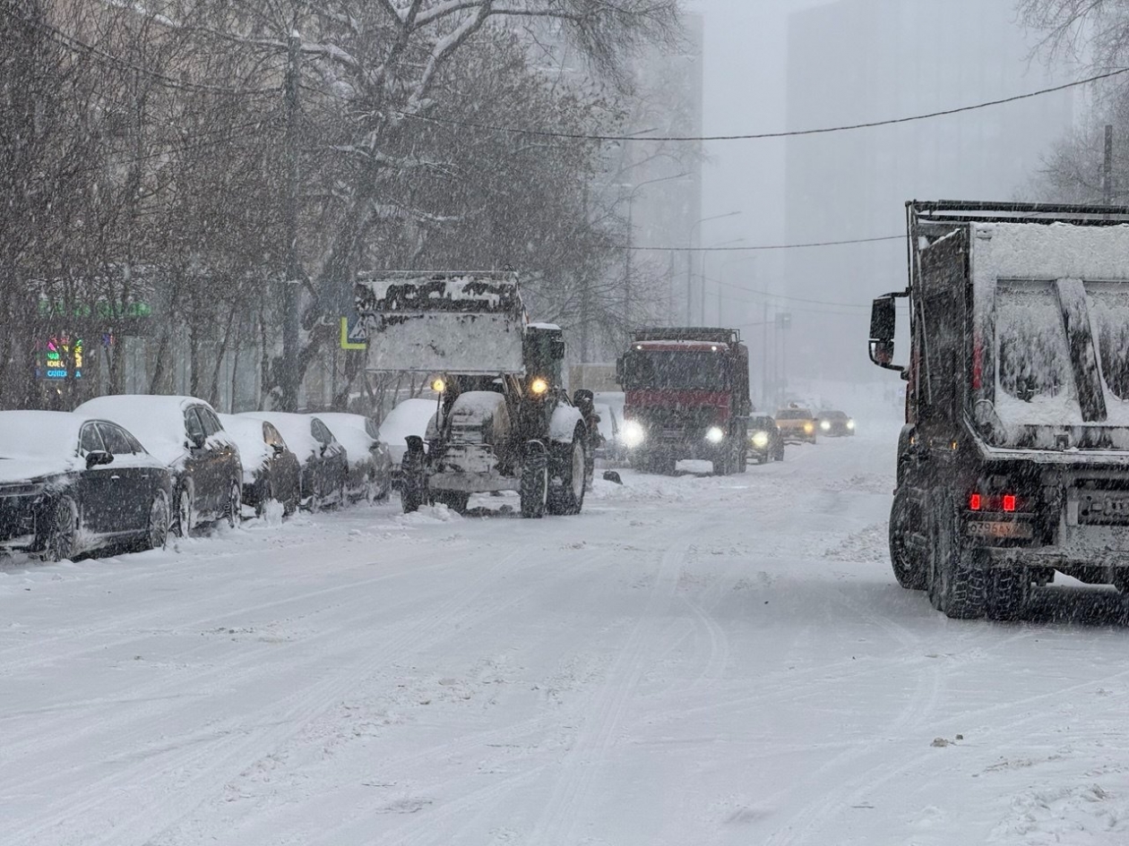 Дороги Москвы очищают от снега ИА StolicaMedia