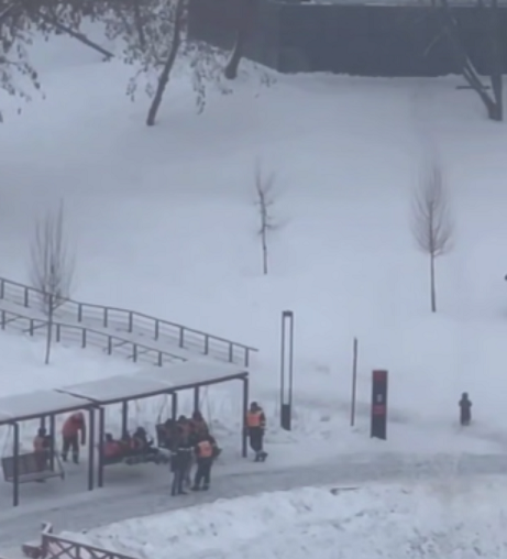 Катающиеся на качелях в снегопад в Москве работники коммунальных служб попали на видео скрин из видео