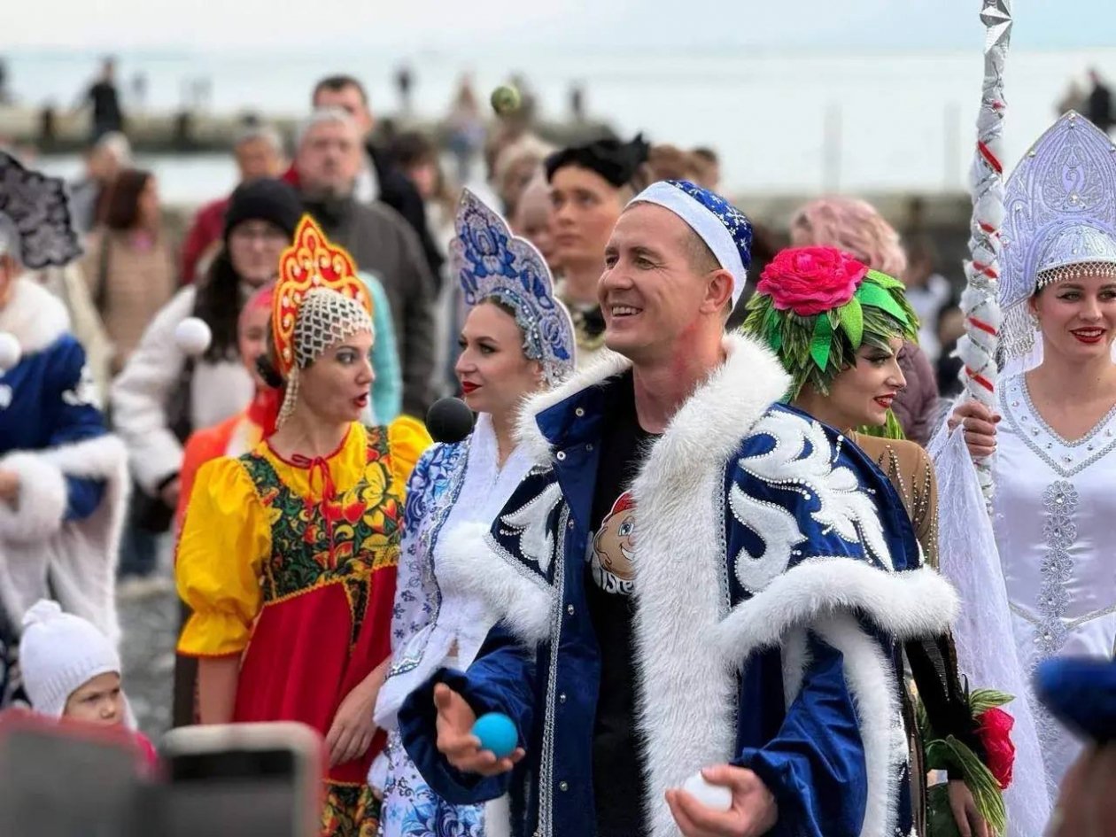 Сотни людей в Сочи наблюдали за первым морским заплывом Дедов Морозов Пресс-служба администрации Сочи