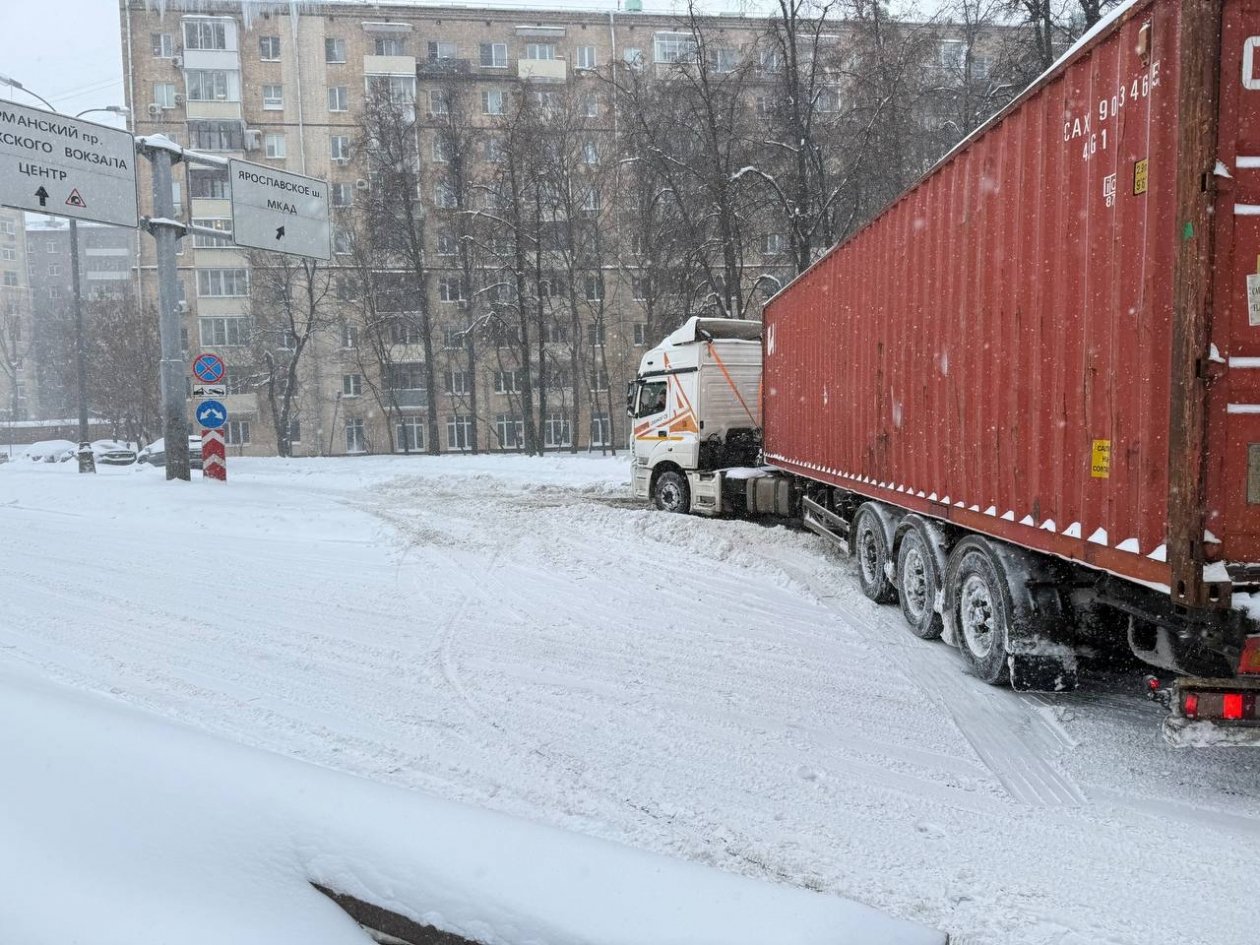 Фуры продолжают буксовать на заснеженных дорогах Москвы ИА StolicaMedia