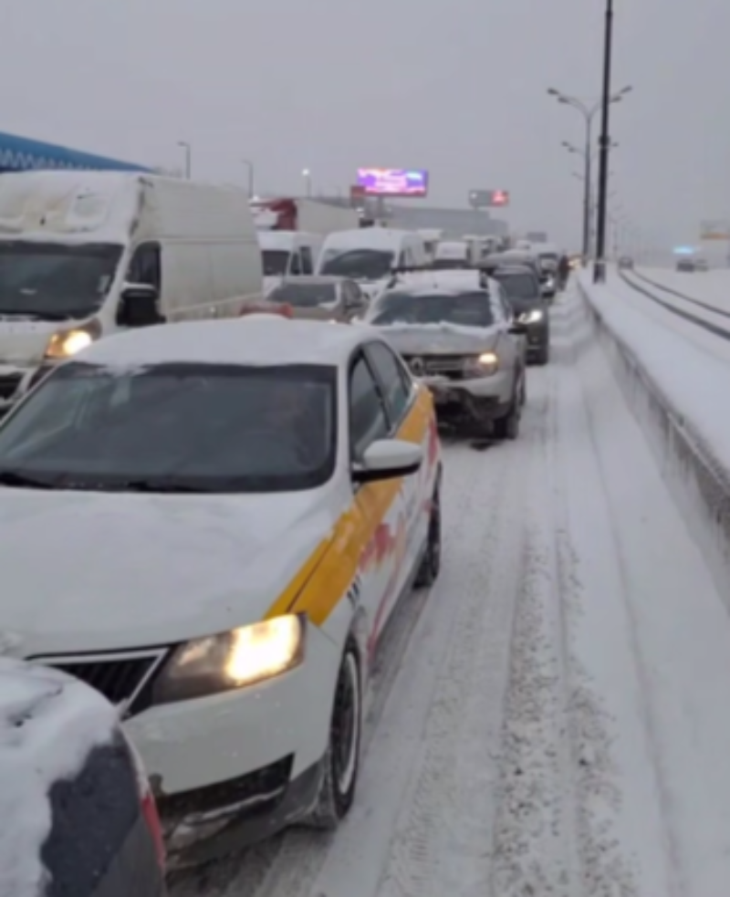 Пробка из-за снегопада скрин из видео