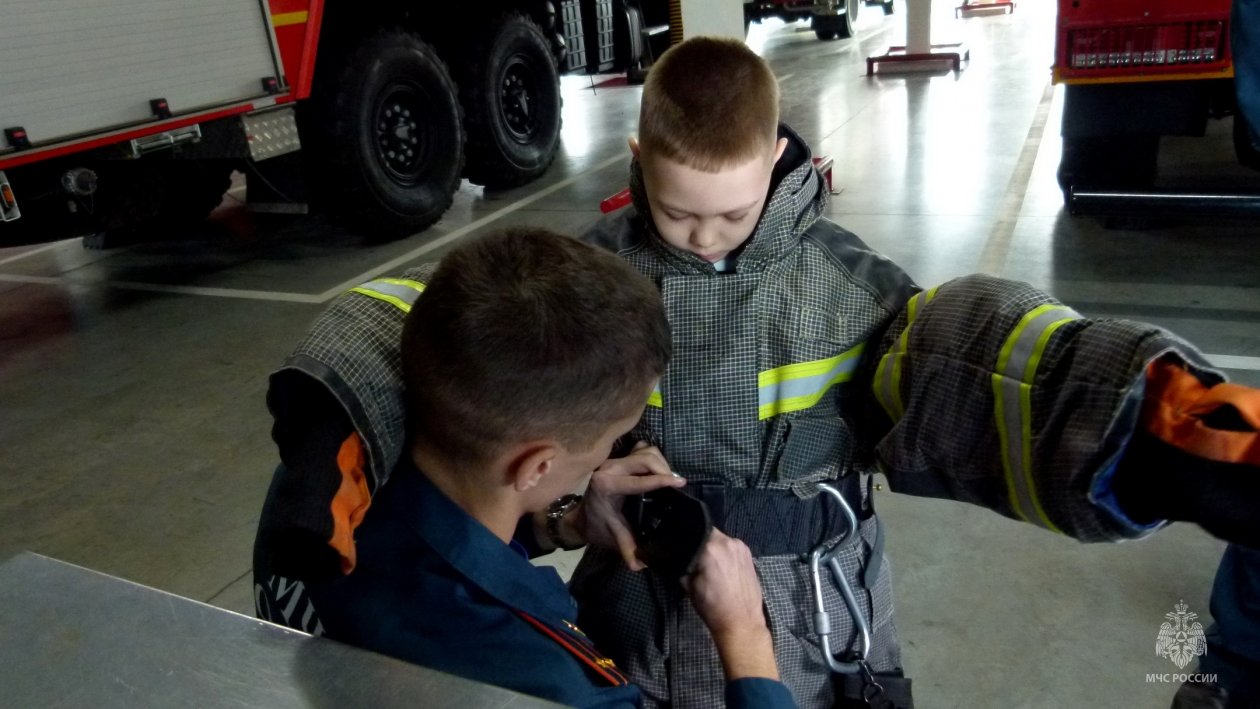 Мечту 6-летнего сына героя СВО из Хабаровска помогли осуществить пожарные МЧС России Предоставлено пресс-службой ГУ МЧС России по Хабаровскому краю