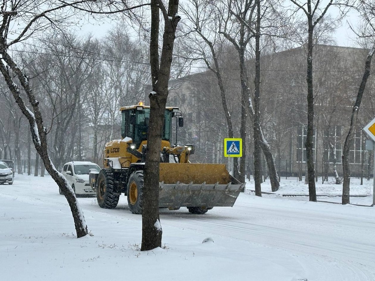 Снегоуборочная техника вышла на дороги Уссурийска Александр Шепырев, ИА UssurMedia