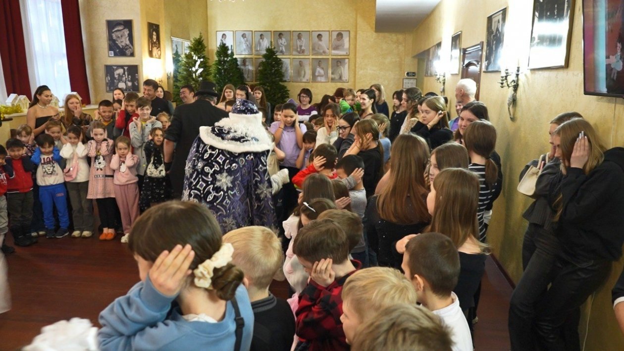 Дети из семей участников спецоперации на Камчатке посетили новогоднее представление в Драмтеатре kamgov.ru