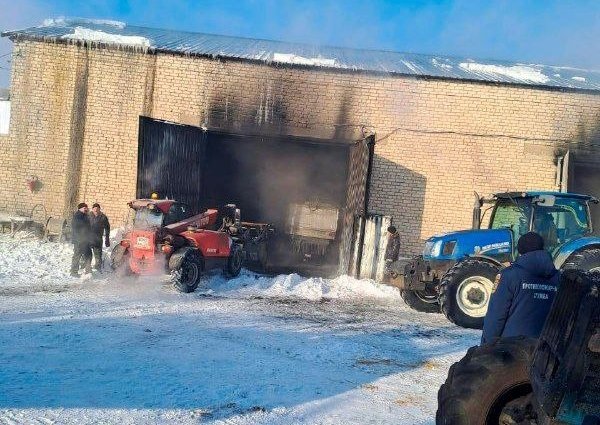 Крупный пожар произошел на зерновом дворе в Амурской области Амурский центр ГЗ и ПБ