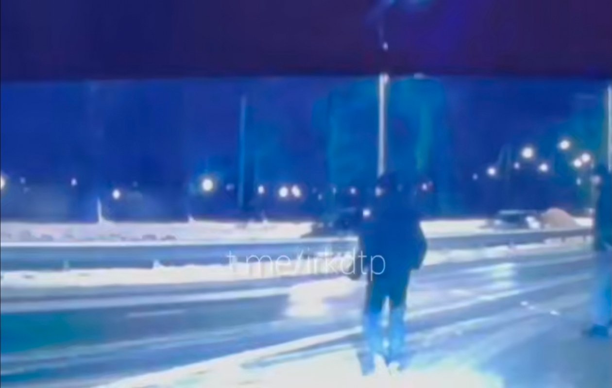 Толпа пешеходов-нарушителей спровоцировала ДТП с двумя иномарками в Иркутске Тг-канал (18+) ДТП38RUS